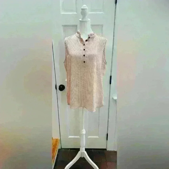 Jasmine & Juliana sleeveless blouse size L, ruffled neck line. Peach & black dot - Picture 1 of 7